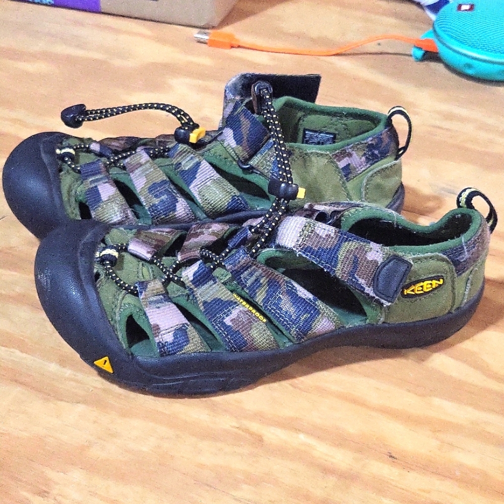 KEEN kids youth size 3 hiking sandals